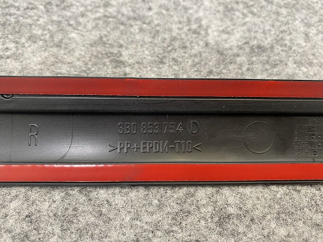 新品!パサート 3B/2001-2005 純正 右 リア ドア モール 3B0 853 754 D 3B0898574GRU 未塗装 フォルクスワーゲン(140246)