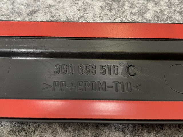 新品!パサート 3B/2001~2005 純正 右 フロント ドアモール 3B0 853 516 C 3B0898572GRU 未塗装 フォルクスワーゲン(140249)