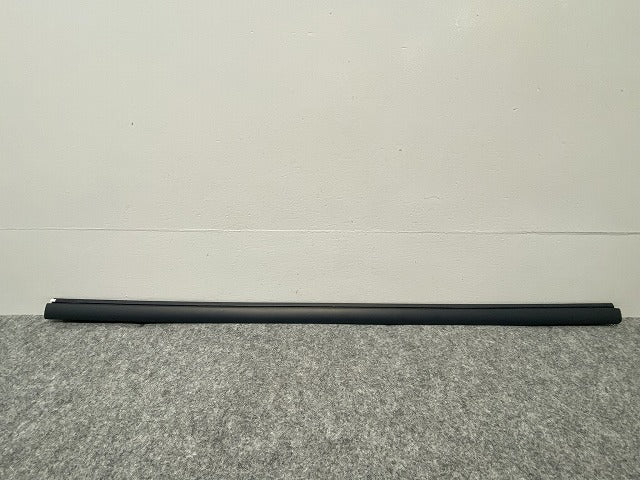 新品!パサート 3B/2001~2005 純正 右 フロント ドアモール 3B0 853 516 C 3B0898572GRU 未塗装 フォルクスワーゲン(140250)