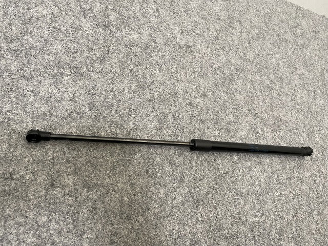 新品!ゴルフ4/GOLFⅣ 1J系 リア トランク ショック 1J6 827 550 E 1J6827550E フォルクスワーゲン(140279)