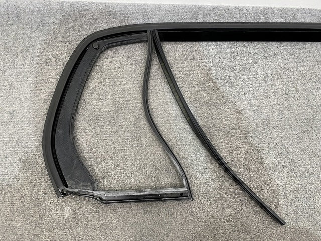 新品!ゴルフ5/GOLFⅤ 1K系 純正 右 リア ウインドウ ガイド 1K6839432G5AP フォルクスワーゲン(140584)
