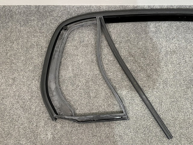 新品!ゴルフ5/GOLFⅤ 1K系 純正 右 リア ウインドウ ガイド 1K6839432G5AP フォルクスワーゲン(140585)