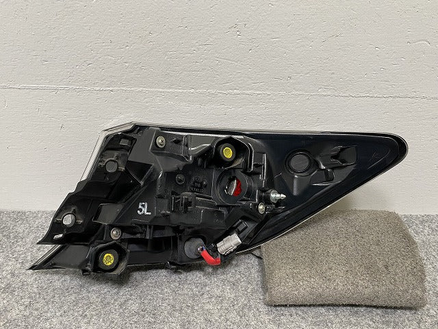 カローラ スポーツ NWE211/NRE214/NRE210 左 テールランプ/ライト/レンズ ハロゲン 刻印5L KOITO 12-629 トヨタ(140751)