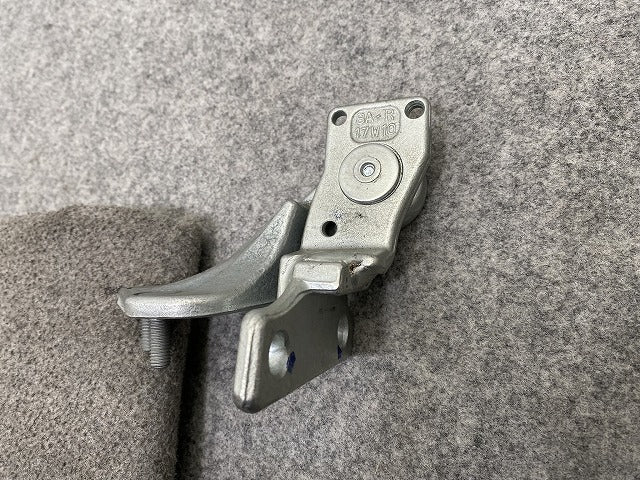 新品!ビートル 2006-2010 純正 右 フロントドアヒンジ 1C0 831 102 J 1C0831402J フォルクスワーゲン(141092)