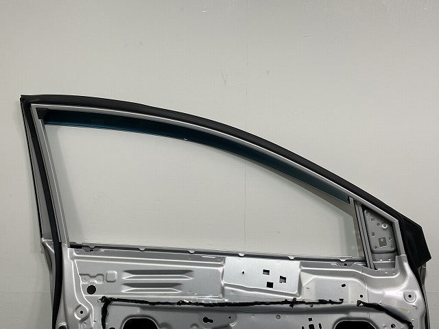 シルフィ/SYLPHY TB17/B17 純正 左 フロント ドア バイザー付 ブリリアントシルバーメタリック K23 日産(141125)