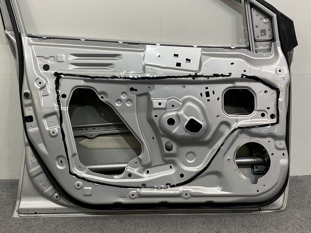 シルフィ/SYLPHY TB17/B17 純正 左 フロント ドア バイザー付 ブリリアントシルバーメタリック K23 日産(141125)