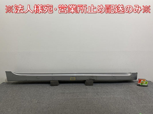 プリウス 30系/ZVW30 純正 右 サイドステップ/サイドスカート 75850-47010 シルバーメタリック 1F7 トヨタ(141226)
