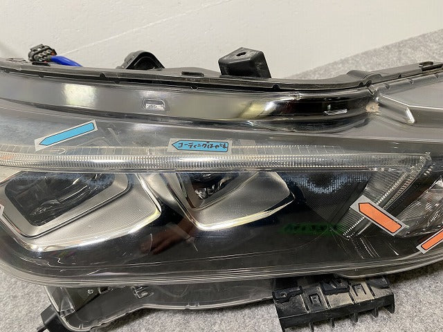 リーフ/LEAF ZE1 純正 右 ヘッドライト/ランプ LED レベライザー 刻印P ICHIKOH 1954/26010-5SK5A 26025-5SK5B 日産(141287)