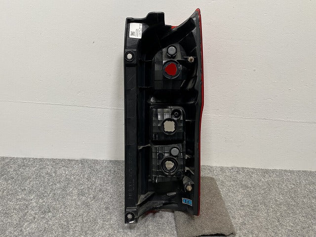 キャラバン NV350 標準/ワイド/ライダー/GX E26 純正 後期 左 テールランプ/ライト/レンズ ハロゲン ICHIKOH D208 日産(141378)