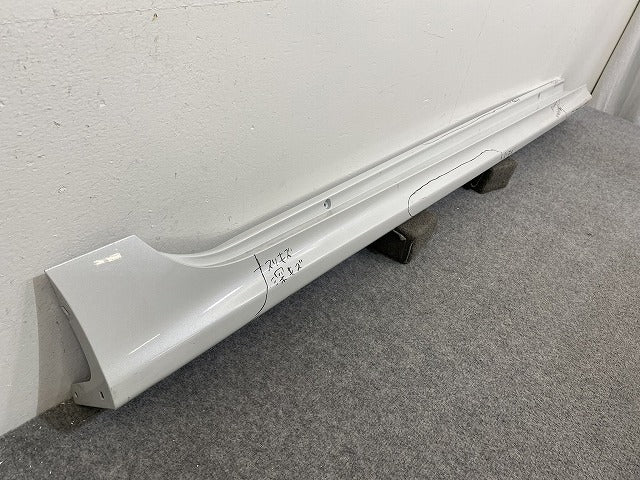 ヤリス KSP210/MXPA10/MXPA15 ハイブリッド/MXPH10/MXPH15 MXPH14/MXPH17 純正 右 サイドステップ/サイドスカート 75850-K0050(141726)