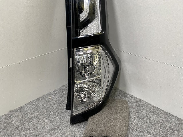 ルーミー/カスタム M900A/M910A 純正 後期 右 テールランプ/ライト/レンズ LED KOITO 220-6907W ブラック ソリッド トヨタ(141805)
