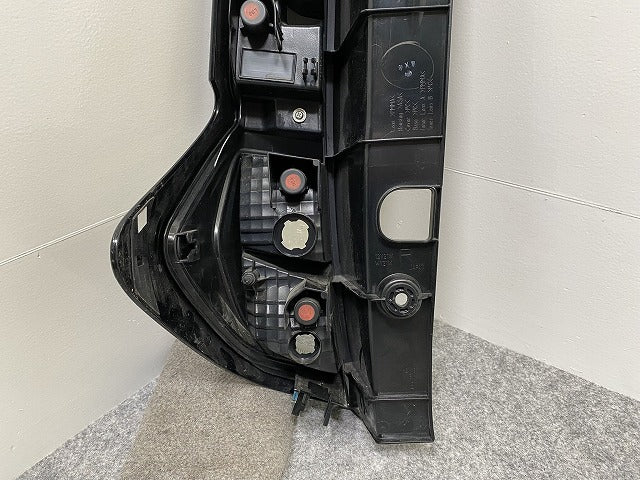 ルーミー/カスタム M900A/M910A 純正 後期 右 テールランプ/ライト/レンズ LED KOITO 220-6907W ブラック ソリッド トヨタ(141805)
