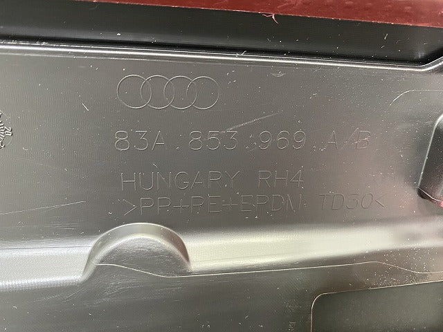 新品!Q3 F3系 純正 左 リア ドア サイドパネル 83A.853.969.A/B 83A853969AGRU タンゴレッドメタリック LY3U アウディ(142046)