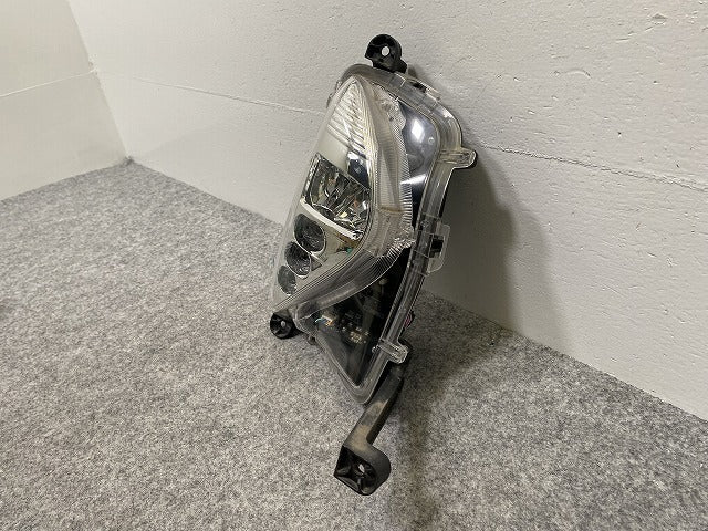 プリウス 50系/ZVW50/ZVW51/ZVW55 純正 前期 右 フォグランプ/フォグライト LED KOITO 47-83 トヨタ(142071)
