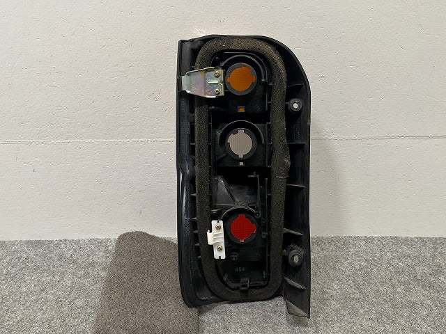 ハイエース/レジアスエース 100系 純正 右 テールランプ/ライト/レンズ ハロゲン KOITO 33-08031 トヨタ(142287)