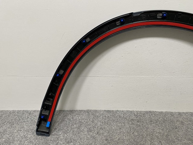 新品!Q3 8U系 純正 右 リア フェンダーアーチモール/オーバーフェンダー 8U0.853.818 サフ アウディ(142361)