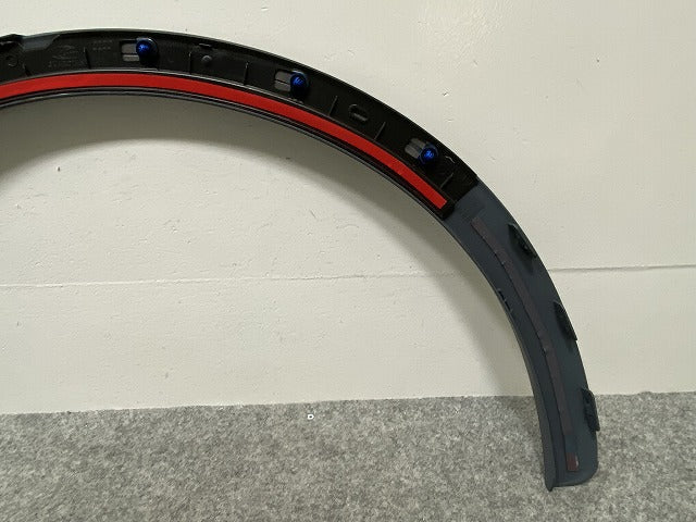 新品!Q3 8U系 純正 右 リア フェンダーアーチモール/オーバーフェンダー 8U0.853.818 サフ アウディ(142363)