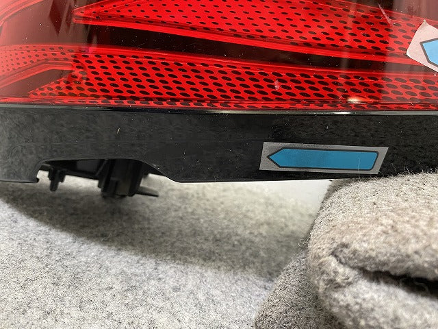 アルファード 40系/AGH40W/AGH45W ハイブリッド/AAHH40W/AAHH45W 純正 右 テールランプ/ライト/レンズ LED 81551-V2030 ブラック(142642)