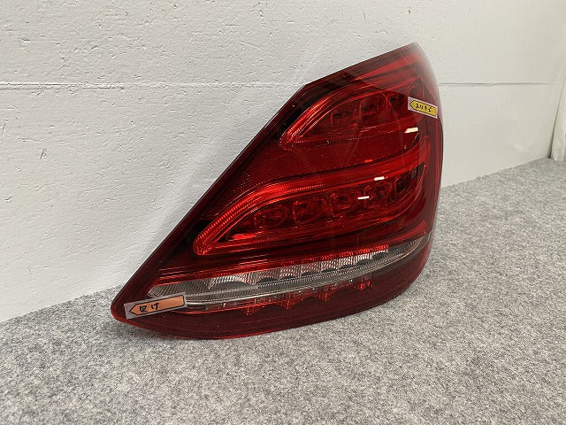 新品!Cクラス W205 純正 右 テールランプ/ライト/レンズ LED A2059061457 A205906145764 メルセデスベンツ(142662)