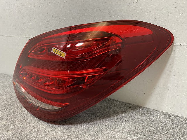 新品!Cクラス W205 純正 右 テールランプ/ライト/レンズ LED A2059061457 A205906145764 メルセデスベンツ(142662)