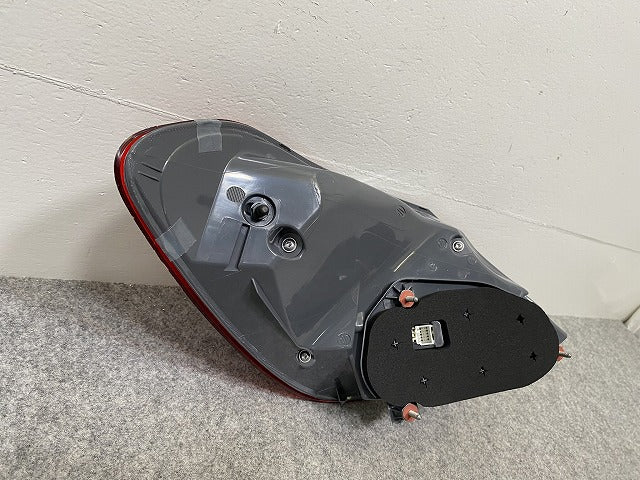 新品!Cクラス W205 純正 右 テールランプ/ライト/レンズ LED A2059061457 A205906145764 メルセデスベンツ(142662)