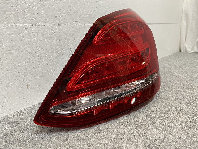 新品!Cクラス W205 純正 右 テールランプ/ライト/レンズ LED A2059061457 A205906145764 メルセデスベンツ(142665)