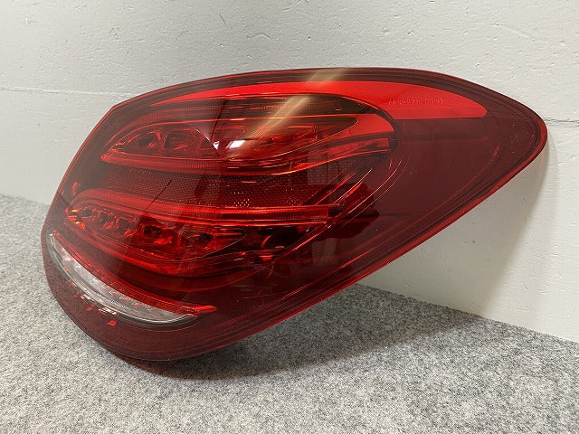 新品!Cクラス W205 純正 右 テールランプ/ライト/レンズ LED A2059061457 A205906145764 メルセデスベンツ(142665)