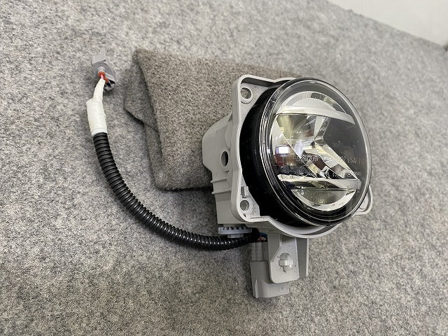 美品! 純正 左 フォグランプ/フォグライト LED KOITO 114-11092 ダイハツ/トヨタ/ホンダ/スバル/スズキ 汎用(142782)