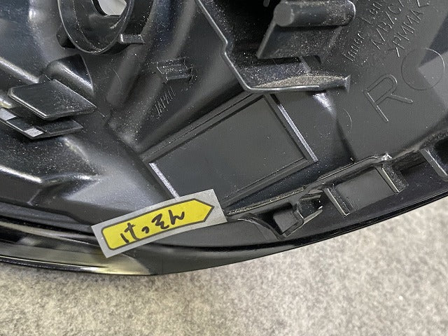 ヤリス KSP210/MXPA10/MXPA15 ハイブリッド/MXPH10/MXPH15 MXPH14/MXPH17 純正 右 テールランプ/ライト/レンズ LED 81551-K0020(143085)