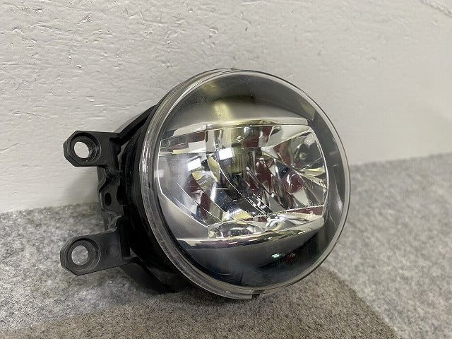 ヴェルファイア/アルファード/プリウスα/アクア/プラド 純正 右 フォグランプ/フォグライト LED KOITO 48-150 81210-48051 トヨタ(143175)