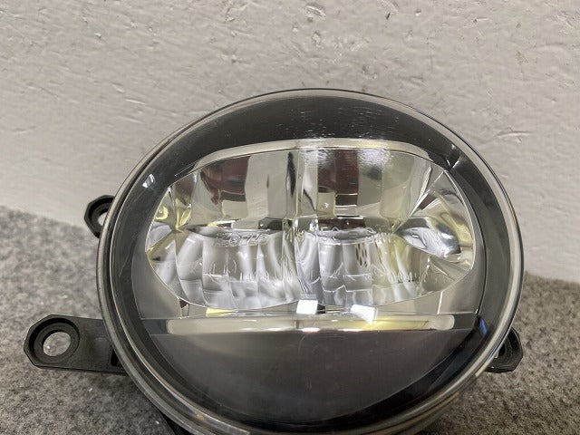 ヴェルファイア/アルファード/プリウスα/アクア/プラド 純正 右 フォグランプ/フォグライト LED KOITO 48-150 81210-48051 トヨタ(143175)
