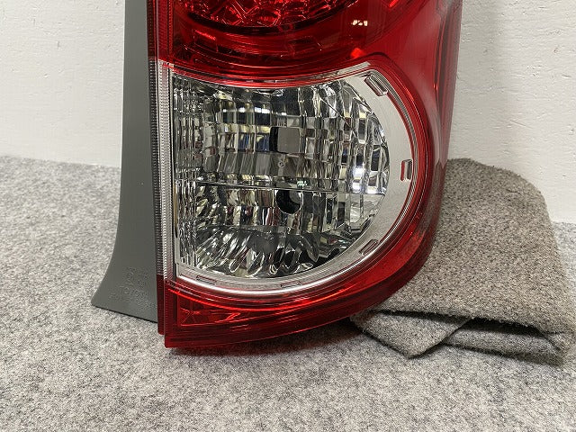 カローラ ルミオン NZE151N/ZRE152N/ZRE154N 純正 右 テールランプ/ライト/レンズ ハロゲン STANLEY 12-541R トヨタ(143201)