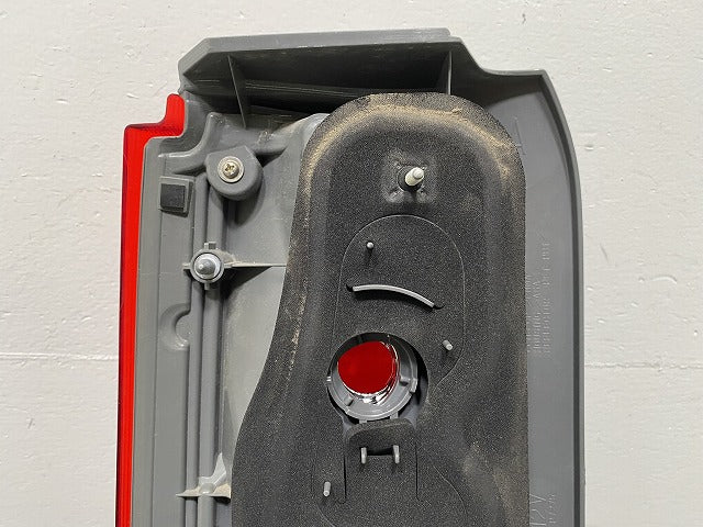 カローラ ルミオン NZE151N/ZRE152N/ZRE154N 純正 右 テールランプ/ライト/レンズ ハロゲン STANLEY 12-541R トヨタ(143201)