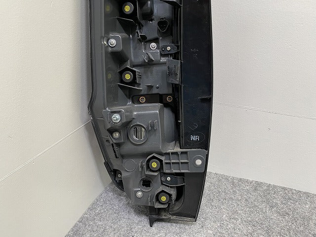 エスクァイア/ノア 80系 ZRR80/ZRR85 ハイブリッド/ZWR80 純正 後期 右 テールランプ/ライト/レンズ LED 刻印NR KOITO 28-242(143206)