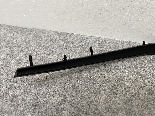 新品!Aクラス W176/AMG 純正 右 フロント グリルモール/ラジエーターグリルモール A176 885 5000 A 1768855000 ブラック ベンツ(143236)