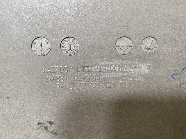 キャンター FEB50/80 純正 右 フロント コーナーパネル/コーナーカバー MK617933 シルバー メタリック 三菱ふそう(143337)