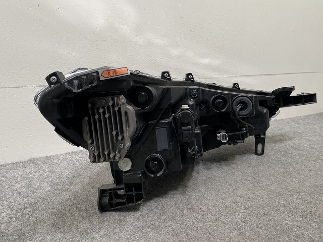 カローラ クロス Z/ZSG10/MXGA10 ハイブリッド/ZVG11/ZVG15/ZVG13/ZVG16 純正 左 ヘッドライト/ランプ LED レベライザー 16-177(143508)