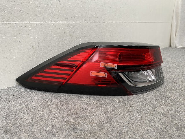 カローラ クロス ZSG10/MXGA10 ハイブリッド/ZVG11/ZVG15/ZVG13/ZVG16 純正 左 テールランプ/LED 刻印F 16-179 81561-16700(143737)