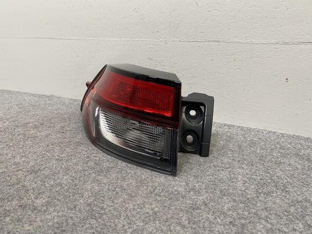 カローラ クロス ZSG10/MXGA10 ハイブリッド/ZVG11/ZVG15/ZVG13/ZVG16 純正 左 テールランプ/LED 刻印F 16-179 81561-16700(143737)