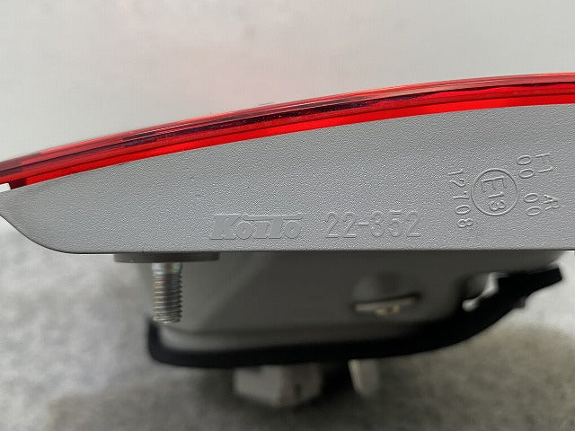 マークX 130系/GRX130/GRX133/GRX135 純正 右 テールランプ/ライト/レンズ ハロゲン トランク側 KOITO 22-352 トヨタ(143850)