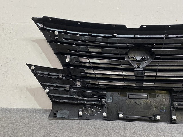 セレナ/ハイウェイスター C28/FC28/FNC28 e-POWER/ルキシオン 純正 フロント グリル/ラジエーターグリル カメラ穴付 62310 7DF0A(143937)