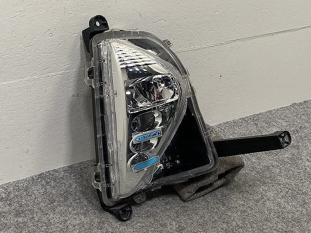 プリウス 50系/ZVW50/ZVW51/ZVW55 純正 前期 右 フォグランプ/フォグライト LED KOITO 47-83 トヨタ(143962)