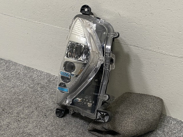 プリウス 50系/ZVW50/ZVW51/ZVW55 純正 前期 右 フォグランプ/フォグライト LED KOITO 47-83 トヨタ(143962)