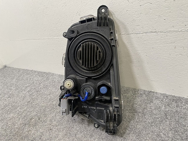 プリウス 50系/ZVW50/ZVW51/ZVW55 純正 前期 右 フォグランプ/フォグライト LED KOITO 47-83 トヨタ(143962)