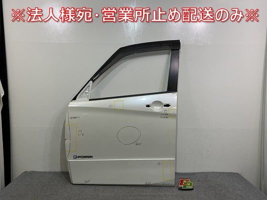 セレナ/ハイウェイスター C27/GFC27/GFNC27 e-POWER/HFC27 純正 左 フロント ドア バイザーサイドパネル付 ブリリアントホワイト(144056)