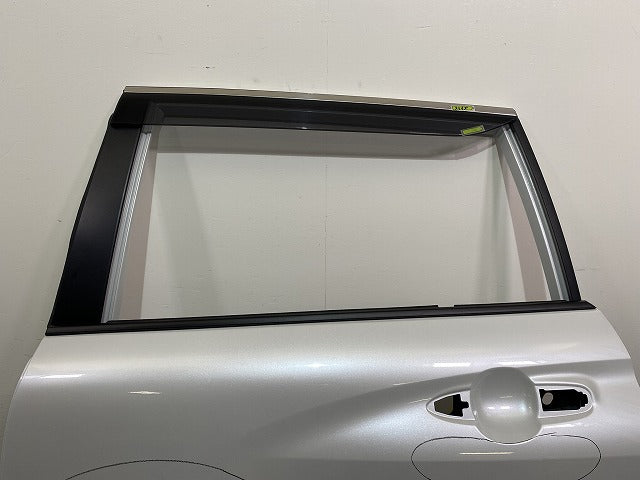 カローラ クロス ZSG10/MXGA10 ハイブリッド/ZVG11/ZVG15/ZVG13/ZVG16 純正 左 リアドア バイザー付 プラチナホワイトパールマイカ(144090)