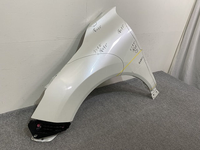 ハリアー 80系/G/Z/MXUA80/MXUA85 ハイブリッド/AXUH80/AXUH85 PHEV/AXUP85 純正 左 フロント フェンダー ホワイトパール 070(144117)