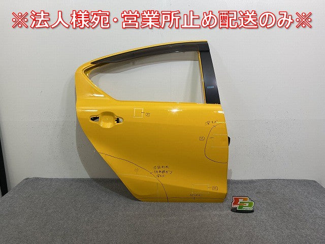 アクア/AQUA NHP10 純正 右 リア ドア バイザー付 イエロー 5A3 トヨタ(144175)