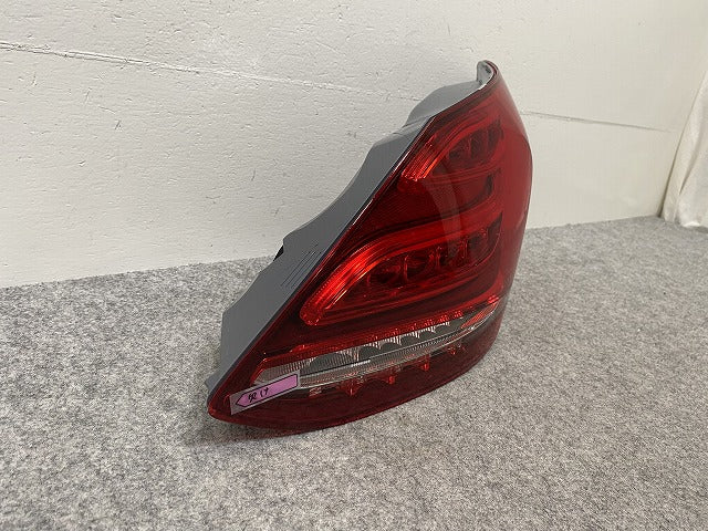 新品!Cクラス W205 純正 右 テールランプ/ライト/レンズ LED A2059061457 A205906145764 メルセデスベンツ(144271)