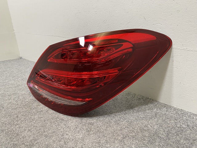 新品!Cクラス W205 純正 右 テールランプ/ライト/レンズ LED A2059061457 A205906145764 メルセデスベンツ(144271)